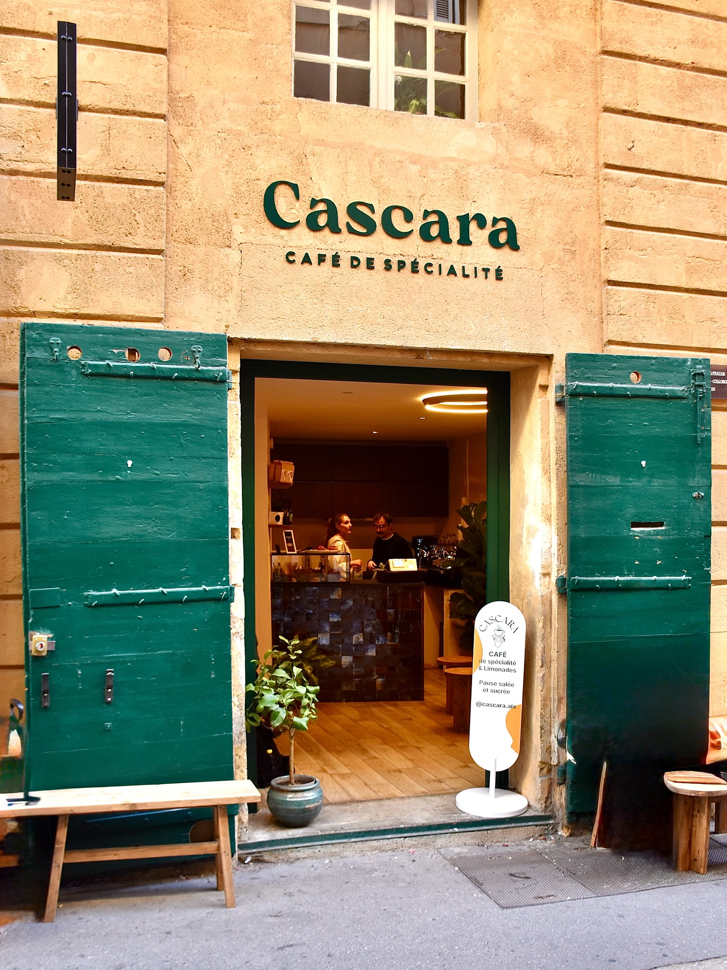 Devanture du café de spécialité Cascara à Aix-en-Provence avec ses grandes portes vertes