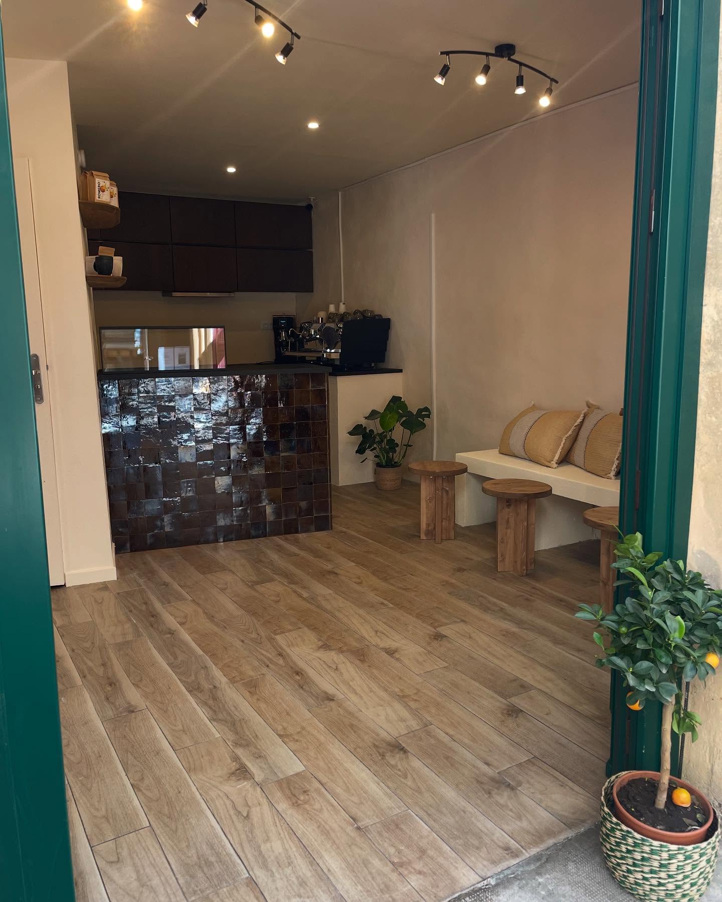 Intérieur chaleureux du café Cascara avec comptoir en zelliges