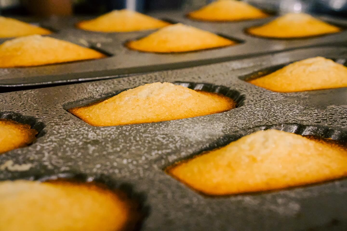 Madeleines dorées au four