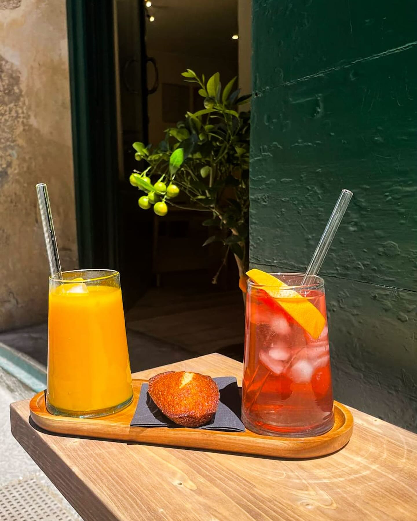Thé glacé, jus pressé et madeleine dorée